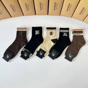 特 配专柜包装 Burberry 巴宝莉 新款中长款堆堆袜袜子！一盒五双，专柜同步筒袜袜子，大牌出街，潮人必备超好搭