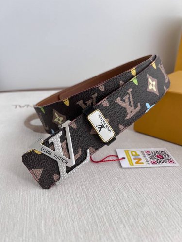 品名： Lv..路易..威登腰带皮带原单 型号：挂扣，经典纯钢材质面字母挂扣，头层牛皮，图片实物拍摄 材料：头层牛皮，挂扣系列，纯钢材质扣头，钯镀电镀工艺永不掉