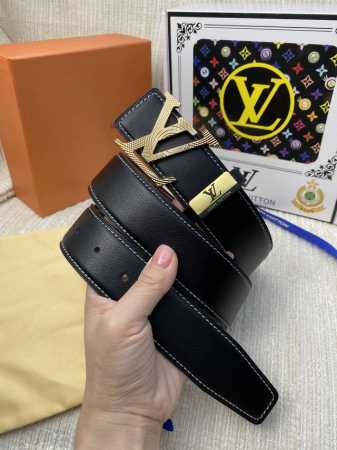品名：Lv..路易..威登原单 材质：原单牛皮腰带 百分百头层牛皮腰带保证真皮，24K纯钢扣，专柜原单品质、做工精细，时尚大牌，送人自用首选 包 - 点击图像关闭
