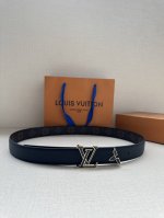 3.0宽本款 Pretty Lv 双面腰带以耀目金属雕琢 Lv Initiales 搭扣和末端的不完整 Monogram 花卉，凝聚工艺淬炼和创意巧思。华美皮革