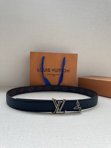 3.0宽本款 Pretty Lv 双面腰带以耀目金属雕琢 Lv Initiales 搭扣和末端的不完整 Monogram 花卉，凝聚工艺淬炼和创意巧思。华美皮革