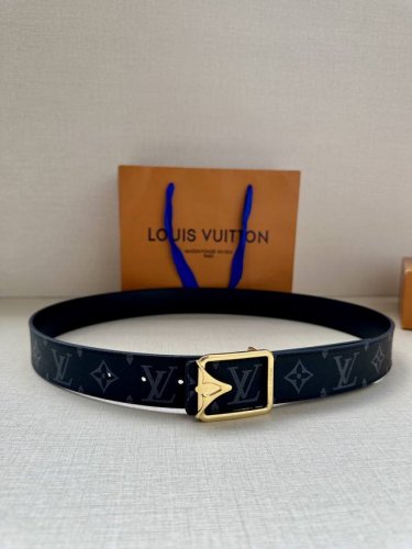 Lv Initiales3.4宽腰带取材 Monogram Eclipse 帆布和素净牛皮，为标志性 Lv 搭扣描绘摩登哑光质感，可令任意造型展露典雅意味 Mo