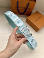Lv Aqua 双面腰带为传统设计引入现实主义意趣。Monogram Aqua 帆布以 3D 水滴图案模糊 Monogram 图案的经典轮廓，将相同意境延续至