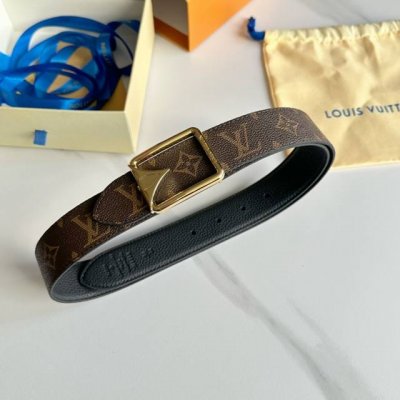 寬：35Mm 驢家新品 皮帶面採用經典老花色系 原廠小牛皮荔枝紋底製成 搭配新款字母搭扣造成 令人眼前一亮 雙面配戴 以一當二