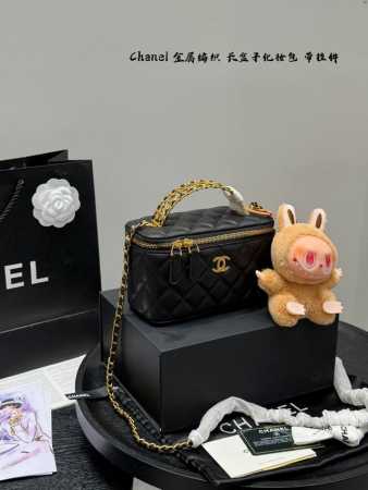 折叠礼盒 带拉布布挂件！ Size ：18*11Cm Chanel 香奈儿 化妆包 高级精致Vanity 编织金属手柄 小香家 24B 长盒子 箱子 我愿称本季 - 点击图像关闭