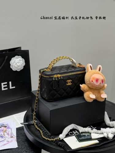 折叠礼盒 带拉布布挂件！ Size ：18*11Cm Chanel 香奈儿 化妆包 高级精致Vanity 编织金属手柄 小香家 24B 长盒子 箱子 我愿称本季
