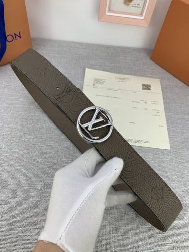4.0宽 Lv Shadow 腰带拥有 Monogram Shadow 皮革的经典风尚和素面皮革的内敛格调，再为 Lv 圆形扣 以摩登笔触焕新男士衣橱