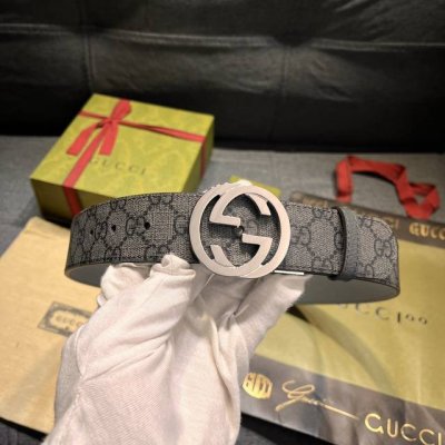 特 古奇 新款 Gg Marmont系列每一季都会推陈出新，为灵感源于70年代的标志性gg配件注入现代精髓。这款灰色和黑色gg Supreme帆布腰带反面采用灰