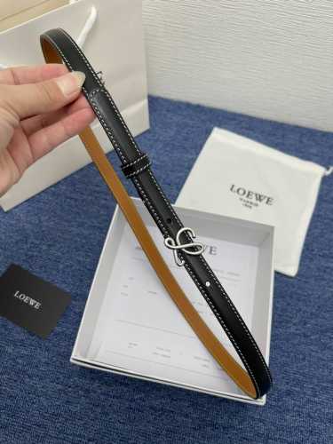 品牌 罗意威 描述 经典系列新品腰带，采用小牛皮材质，完美搭配手工车线，两款经典配色，可搭配商务西装或更为休闲的造型。腰带为法国尺寸，请在购买前参阅腰带尺寸指南