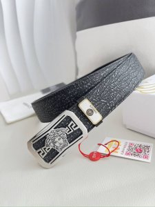 品名：Versace.范思哲原单腰带 皮带 型号：挂扣，经典人头纯钢材质扣头，头层牛皮，图片实物拍摄 材料：百分百头层牛皮，保证真皮。24K纯钢扣双面可用专柜同