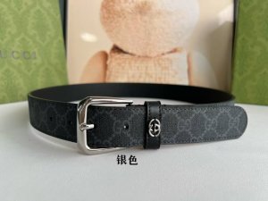 Gg Supreme帆布在每一季都以新颖方式焕新演绎。带有深色Gg字母交织图案的男士经典款腰带注入品牌精髓，互扣式双G细节为整体设计增添标识内涵。3.5Cm.