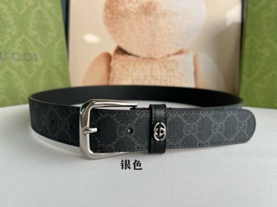 Gg Supreme帆布在每一季都以新颖方式焕新演绎。带有深色Gg字母交织图案的男士经典款腰带注入品牌精髓，互扣式双G细节为整体设计增添标识内涵。3.5Cm.