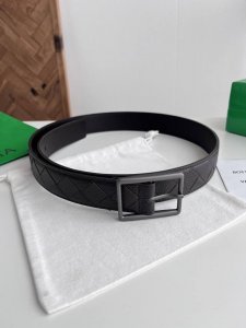 Bv 2026最新款男士编织腰带 纯手工Intreccio大格子编织 意大利原厂荔枝纹小牛皮 搭配真空枪色针扣 侧面带标识 宽度35Mm 颜色: 方糖咖 DDD