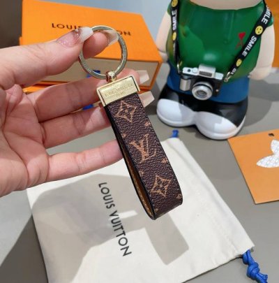 Lv 钥匙扣车钥匙扣经典老花 黑格，Monogram 帆布不仅精美，而且经久耐用， 是 Dragonne 钥匙扣理想的材质，可打造这款兼具实用性和时尚性的配饰