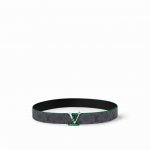 特 4.0宽Lv Line 双面腰带以 Monogram Eclipse Reverse 帆布和牛皮革展露潮流气息，并将相同色彩理念延续至边染和 Lv 搭扣的镂