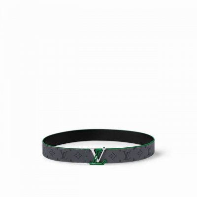 特 4.0宽Lv Line 双面腰带以 Monogram Eclipse Reverse 帆布和牛皮革展露潮流气息，并将相同色彩理念延续至边染和 Lv 搭扣的镂