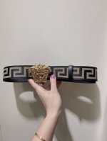 特 此款经典的Versace腰带由柔软的小牛皮制成，饰有La Greca印花，并配有3D美杜莎腰带扣。4Cm
