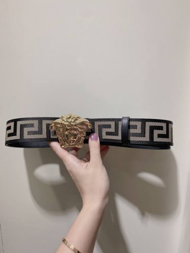 特 此款经典的Versace腰带由柔软的小牛皮制成，饰有La Greca印花，并配有3D美杜莎腰带扣。4Cm