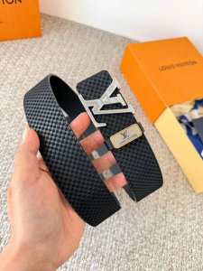 品名： Lv..路易..威登腰带皮带原单 型号：挂扣，经典纯钢材质挂扣，头层牛皮，图片实物拍摄 材料：头层牛皮，挂扣系列，纯钢材质扣头，钯镀电镀工艺永不掉色。原