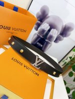 本款 LV 双面腰带柔软牛皮革，同时闪耀金属 LV Initiales 搭瞩目光彩 3.0㎝宽