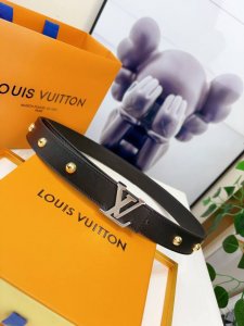 本款 LV 双面腰带柔软牛皮革，同时闪耀金属 LV Initiales 搭瞩目光彩 3.0㎝宽