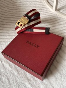 特 Bally 巴利专柜同款 男士时尚布配皮双用腰带 宽 3.4Cm Tamal 融入了永恒经典的 Bally 红白条纹，且具有充满现代感。固定式双面设计加上别