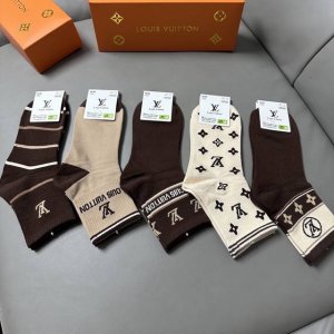 特 Louis Vuitton 路易威登驴家新品女款中筒袜子 一盒五双 纯棉材质，柔软舒适透气，提花经典标志，炒鸡Nice的款式，大牌出街，潮人必备超好搭