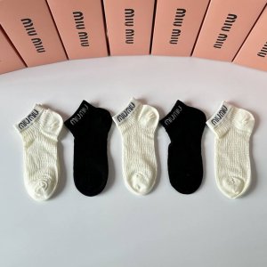 特 配包装 Miumiu 缪缪 新款经典中短袜堆堆袜袜子！一盒五双， 专柜同步筒袜袜子，大牌出街，潮人必备超好搭。