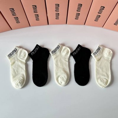 特 配包装 Miumiu 缪缪 新款经典中短袜堆堆袜袜子！一盒五双， 专柜同步筒袜袜子，大牌出街，潮人必备超好搭。