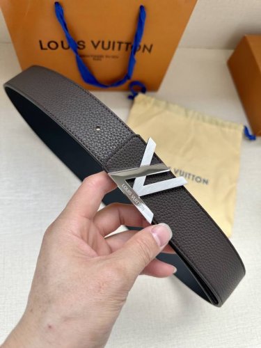 本款 Damier Lv 40 毫米双面腰带做工精良，风格经典。深色牛皮革皮带与 Lv 字母搭扣优雅相称，与精心镂刻的英字母气质优雅，可双面使用，轻松搭配您钟爱