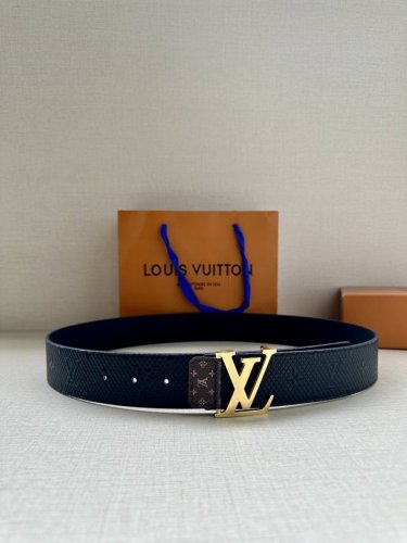 特 4.0宽 Lv Shadow 腰带拥有 Monogram Shadow 皮革的经典风尚和素面皮革的内敛格调，再为 Lv 新款扣头 以摩登笔触焕新男士衣橱
