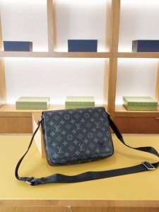 Lv 路易威登 官网同步 高版本 斜挎单肩背包 永恒不过时的标志性产品 纯原单牛皮 顶级五金制作 非市面普通版本 贸易公司订单货 全部实拍 实用性非常高 完全不