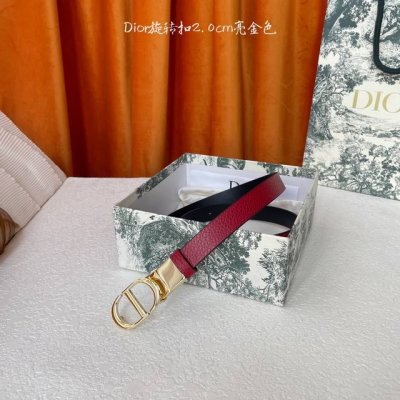 Dior这款马鞍腰带是一款经典配饰。采用粒面牛皮革重新诠释，时尚休闲设计，饰以亮面金属旋转Cd腰带扣。纤细款式，与半身裙、连衣裙或长裤搭配更显身形。宽2.0Cm