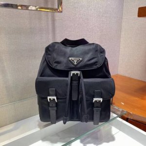 P家岀经典双肩背包，升级板小号1Bz677,小号顶级货，采用进口降落伞布料＋十字纹牛皮＋顶级五金，轻便又实用，时尚＋永久不过时，赶紧入手吧， 长28X高23.5