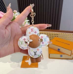 Louis Vuitton新款包饰 村上隆白三彩黑三彩钥匙扣。Lv薇薇安太阳花包包挂件 手机壳挂件 可满足各种时尚品味的实用配饰。凸显时尚个性