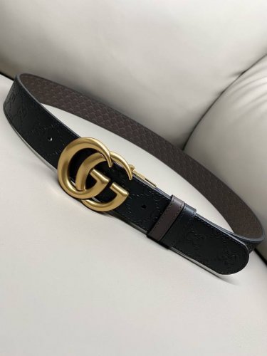 特 双面经典热压款 3.7双面腰带，一侧为Gucci Signature皮革，反面一侧为单色皮革。配以互扣式双G带扣