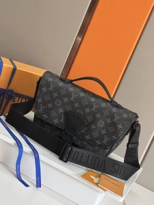 顶级原单原版开发，全钢五金 Montsouris 信差袋 這款容量寬敞的Montsouris信差袋選用柔軟的小牛皮製作，綴有品牌的Epi壓紋圖案，造型充滿現代感
