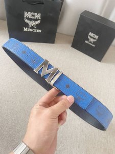 特P200 Mcm：这款Claus双面腰带的正面采用标志性Visetos经典花纹帆布制成，反面则由牛皮头层皮制成。标志性的纯铜五金M字搭扣采用可拆卸设计，使这款
