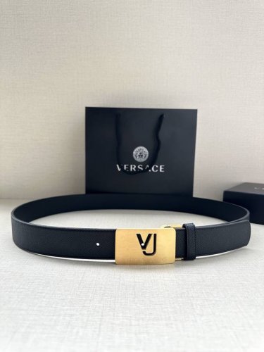 宽度3.5Cm此款35全牛皮皮带，饰有金属Greca搭扣，正面刻有Versace Logo。 Greca Goddess搭扣 Logo雕刻 材质：100%牛皮