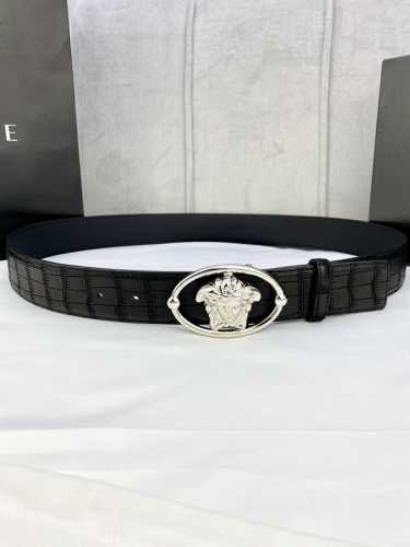 特 宽度4.0Cm Versace范思哲采用精挑细选进口牛皮，此款鹿皮腰带配有醒目的美杜莎头像搭扣，可为任何造型增添几分立体雅致效果。
