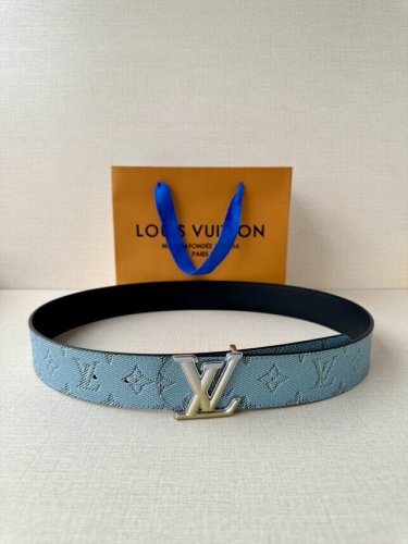 4.0宽 Lv Dimension Monogram HéRitage 双面腰带拼接素净皮革和 Monogram 涂层帆布，呈现经典设计的崭新演绎。品牌元素焕现