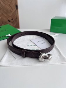 Bv 2025最新款女士编织腰带 纯手工Intreccio大格子编织 双面意大利小牛皮搭配绳结设计微复古银色搭扣 可活动皮环 皮带宽度2Cm 颜色: 咖啡色