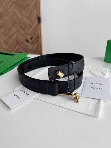 Bv 2025最新款女士编织Andiano腰带 纯手工Intreccio大格子编织 搭配标志性纽结搭扣 长度可调节伸缩 宽度3厘米 颜色: 黑色