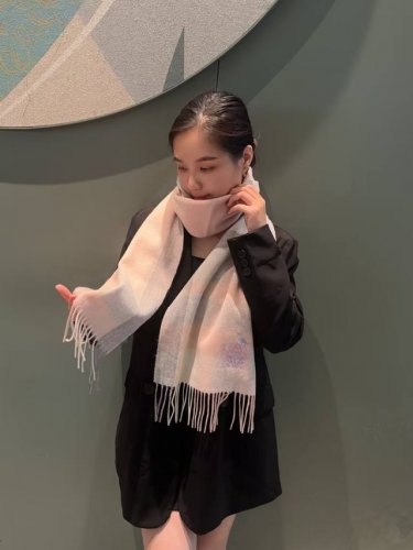 上新！Loewe 罗意威难得一见的温柔配色，低调又不失优雅 重点推荐高级舒适时髦气质，小众却大牌范十足，超级安利Loewe这款触动内心的柔美围巾，极其简单的颜色