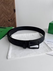 Bv 2026最新款男士编织腰带 纯手工Intreccio大格子编织 意大利原厂Napa小牛皮 搭配真空枪色针扣 侧面带标识 宽度35Mm 颜色: 黑色 DDD