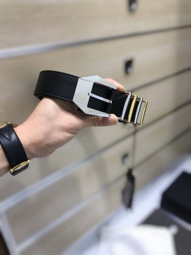 配送专柜包装 打孔针 批专柜同款、实拍专柜官网，尺寸:宽35Mm，原版立体钌钯针扣 ，极富设计美感 ，双面采用进口原版小牛皮，配制间色五金戒指及尾标，彰显个性，