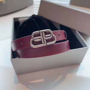 Balenciaga 名款平纹腰带！！腰带头是纯铜，表面是鎏金的工艺，不会是闪烁的金光，应该说是雅致的纯铜扣扣头，入手单品推荐2.0Cm
