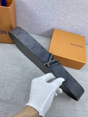 特P170 本款 Initiales 双面腰带全新加入 Taigarama 皮具系列，以传统 Monogram 帆布和光滑 Taga 皮革营造别致观感。内嵌 T
