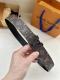 特P180 Lv Broken 双面腰带令 Lv 字母搭扣呈现锯齿状边缘，与腰带的边染色彩互为映衬。Monogram 图案帆布和牛皮革提供两式格调