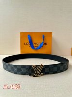 3.4宽 Lv 双面腰带以原版皮革塑造摩登设计，可为商务或休闲造型注入典雅魅力。三色搭扣援引品牌经典行李箱元素 皮革 金属件